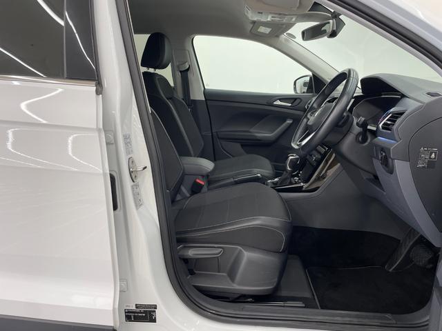 Ｔ－クロス ＴＳＩ　１ｓｔプラス　オールインセーフティ　ＡＣＣ　ＬＫＡ　ＢＳＭ　リアトラックアラート　純正ナビ　リアビューカメラ　ＴＶ　ＡｐｐｌｅＣａｒＰｌａｙ　ＬＥＤヘッドライト　ハイビームＡ　駐車支援システム　純正１８インチＡＷ（30枚目）