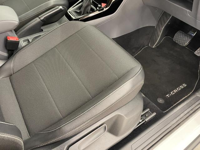 Ｔ－クロス ＴＳＩ　１ｓｔプラス　オールインセーフティ　ＡＣＣ　ＬＫＡ　ＢＳＭ　リアトラックアラート　純正ナビ　リアビューカメラ　ＴＶ　ＡｐｐｌｅＣａｒＰｌａｙ　ＬＥＤヘッドライト　ハイビームＡ　駐車支援システム　純正１８インチＡＷ（32枚目）