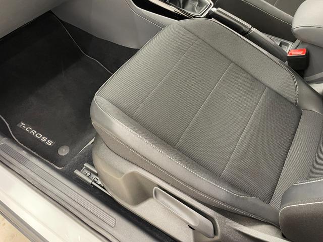 Ｔ－クロス ＴＳＩ　１ｓｔプラス　オールインセーフティ　ＡＣＣ　ＬＫＡ　ＢＳＭ　リアトラックアラート　純正ナビ　リアビューカメラ　ＴＶ　ＡｐｐｌｅＣａｒＰｌａｙ　ＬＥＤヘッドライト　ハイビームＡ　駐車支援システム　純正１８インチＡＷ（38枚目）