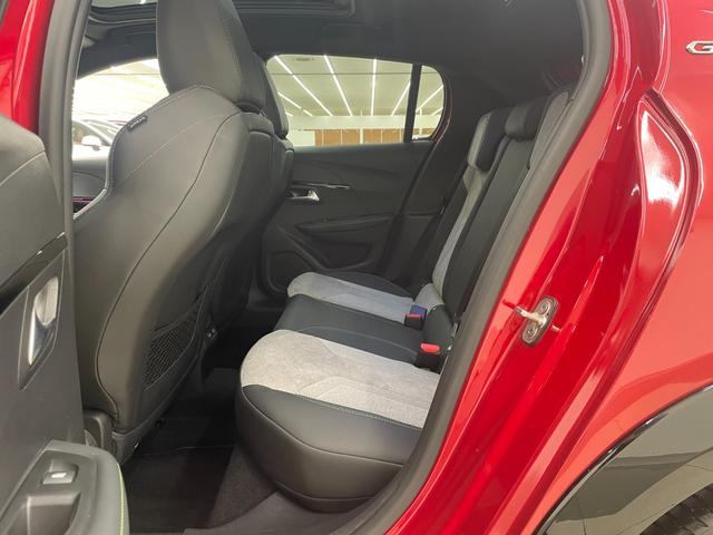 ５０店舗、地域に密着した在庫展示を行なっております。その店舗でしか展示されないお車もございますので、お客様にとってお気に入りの店舗が見つかるかもしれません