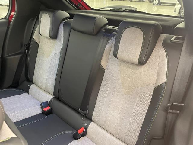 都心の外資系ホテルのような趣向を凝らしたインテリアの中で、お客様にリラックスしてクルマ選びを楽しんでいただけるような空間を目指してまいります。