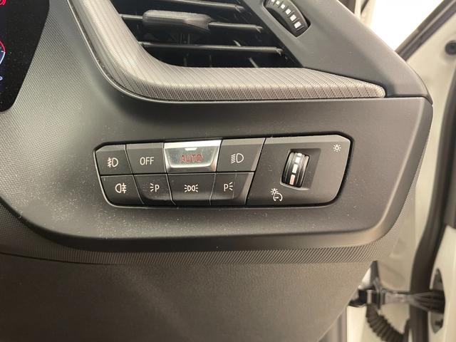 １シリーズ １１８ｉ　Ｍスポーツ　衝突軽減Ｂ　純正ｉＤｒｉｖｅ７　リアカメラ　後退アシスト　ＡｐｐｌｅＣａｒＰｌａｙ　ＡＣＣ　オートトランクゲート　コンフォートアクセス　ＬＥＤヘッドライト　ＰＤＣ　ハーフレザー　純正１８インチＡＷ（22枚目）