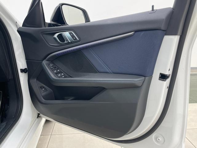 １シリーズ １１８ｉ　Ｍスポーツ　衝突軽減Ｂ　純正ｉＤｒｉｖｅ７　リアカメラ　後退アシスト　ＡｐｐｌｅＣａｒＰｌａｙ　ＡＣＣ　オートトランクゲート　コンフォートアクセス　ＬＥＤヘッドライト　ＰＤＣ　ハーフレザー　純正１８インチＡＷ（25枚目）