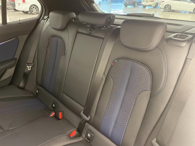 １シリーズ １１８ｉ　Ｍスポーツ　衝突軽減Ｂ　純正ｉＤｒｉｖｅ７　リアカメラ　後退アシスト　ＡｐｐｌｅＣａｒＰｌａｙ　ＡＣＣ　オートトランクゲート　コンフォートアクセス　ＬＥＤヘッドライト　ＰＤＣ　ハーフレザー　純正１８インチＡＷ（36枚目）