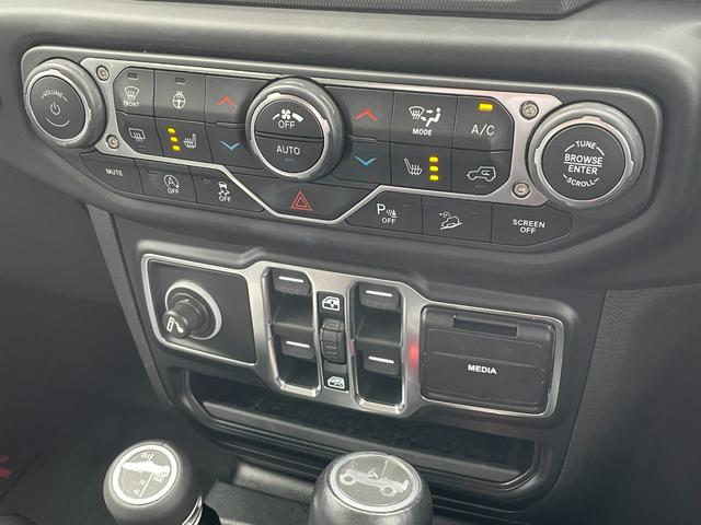 ジープ・ラングラーアンリミテッド サハラ　黒革シート　純正ナビ　Ｆ／Ｓ／Ｂカメラ　ＡｐｐｌｅＣａｒＰｌａｙ　ＡＣＣ　シートヒーター　ＬＥＤ　ＥＴＣ（17枚目）