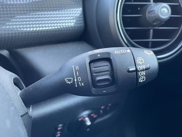 ＭＩＮＩ クーパー　１オーナー　純正ナビ　バックカメラ　インテリジェントセーフティー　コンフォートアクセス　パークディスタンスコントロール　パークアシスト　純正１５インチアルミホイール　ＬＥＤヘッドライト　ＥＴＣ（9枚目）