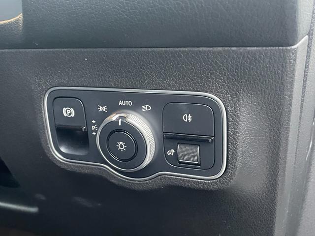 ＧＬＢ ＧＬＢ２００ｄ　４マチック　パノラマサンルーフ　レザーエクスクルーシブＰＫＧ　アドバンスドＰＫＧ　ＡＣＣ　純正ナビ　６４色アンビエントライト　ＨＵＤ　シートヒーター　レーンキープ　純正１７インチアルミホイール　ＬＥＤヘッドライト（28枚目）