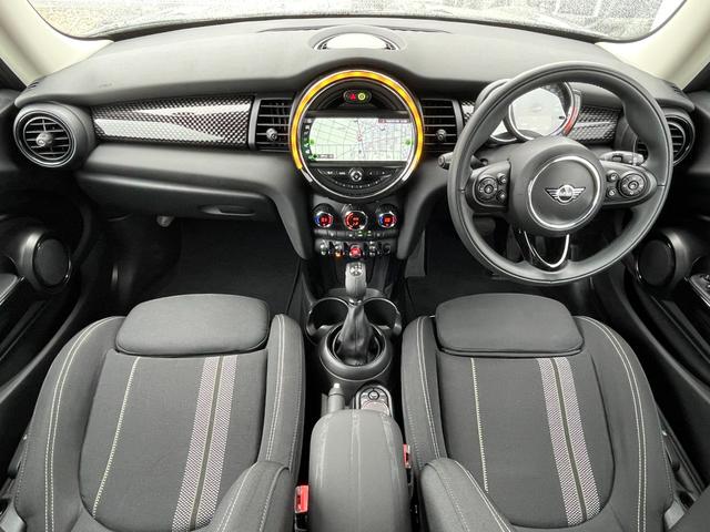 ＭＩＮＩ クーパーＳＤ　ＡＣＣ　純正ナビ　バックカメラ　コンフォートアクセス　インテリジェントセーフティー　コンフォートアクセス　アンビエントライト　純正１７インチアルミホイール　パークアシスト　ミラーＥＴＣ　ＬＥＤランプ（4枚目）