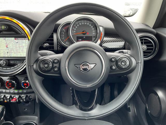 ＭＩＮＩ クーパーＳＤ　ＡＣＣ　純正ナビ　バックカメラ　コンフォートアクセス　インテリジェントセーフティー　コンフォートアクセス　アンビエントライト　純正１７インチアルミホイール　パークアシスト　ミラーＥＴＣ　ＬＥＤランプ（5枚目）