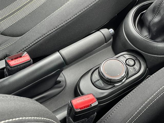 ＭＩＮＩ クーパーＳＤ　ＡＣＣ　純正ナビ　バックカメラ　コンフォートアクセス　インテリジェントセーフティー　コンフォートアクセス　アンビエントライト　純正１７インチアルミホイール　パークアシスト　ミラーＥＴＣ　ＬＥＤランプ（20枚目）