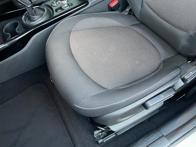 MINI クーパーD クラブマン ペッパーPKG ACC 純正ナビ バックカメラ コンフォートアクセス OP純正17インチアルミホイール PDC アンビエントライト インテリジェントセーフティ パークアシスト ミラーETC(31枚目)