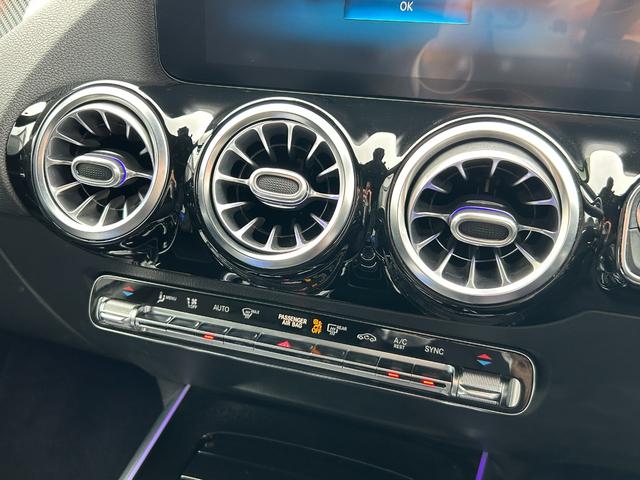 ＧＬＡクラス ＧＬＡ２００ｄ　４マチック　ＡＭＧライン　ワンオーナー　黒半革シート　ＡＣＣ　純正ナビ　レーダーセーフティーＰＫＧ　ナビゲーションＰＫＧ　アンビエントライト　全周囲カメラ　レーンチェンジアシスト　ブラインドスポットモニター　前席シートヒータ（18枚目）