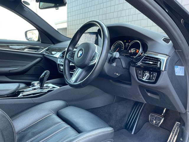 ＬＩＢＥＲＡＬＡは輸入車と本を愛される方々に少しだけ上質な時間が過ぎていくように、落ち着きのある空間をご用意しております。