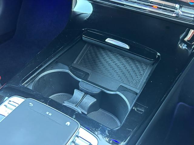 ＬＩＢＥＲＡＬＡは輸入車と本を愛される方々に少しだけ上質な時間が過ぎていくように、落ち着きのある空間をご用意しております。