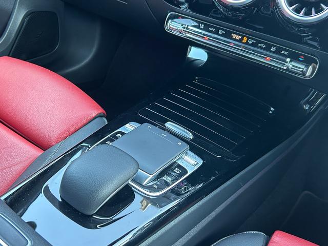 ＬＩＢＥＲＡＬＡの名前の由来はラテン語で「ｌｉｂｅｒａ：自由」と「ａｌａ：翼」を意味し、それらを組合せた造語です。自由な翼を得て思う存分人生を謳歌して欲しいという願いが込められています。