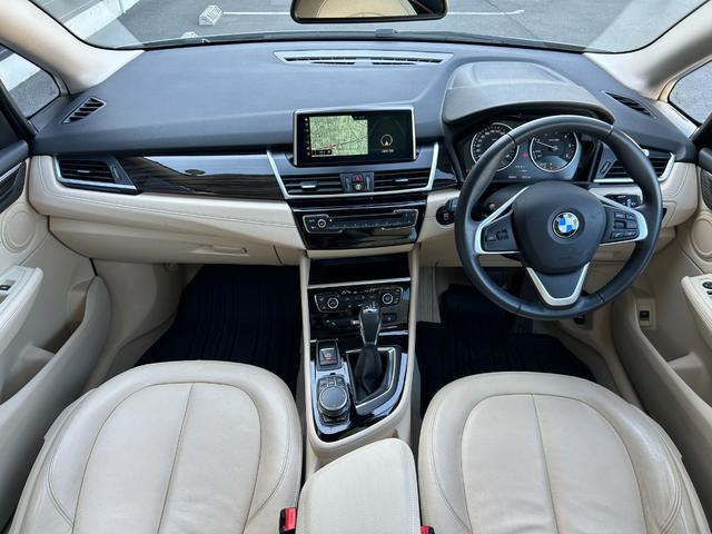 ２シリーズ ２１８ｄアクティブツアラー　ラグジュアリー　ワンオーナー　白革シート　純正ナビ　アンビエントライト　コンフォートアクセス　パワーシート　シートヒーター　パワーバックドア　バックカメラ　前後ドライブレコーダー　純正１６インチアルミホイール（4枚目）