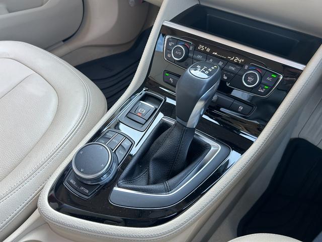 ２シリーズ ２１８ｄアクティブツアラー　ラグジュアリー　ワンオーナー　白革シート　純正ナビ　アンビエントライト　コンフォートアクセス　パワーシート　シートヒーター　パワーバックドア　バックカメラ　前後ドライブレコーダー　純正１６インチアルミホイール（18枚目）