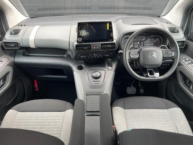 ベルランゴ シャイン　１オーナー　ガラスルーフ　純正ディスプレイオーディオ　ＡｐｐｌｅＣａｒＰｌａｙ　バックカメラ　サイドカメラ　ＡＣＣ　ＢＳＭ　ＥＴＣ　ドライブレコーダー（3枚目）