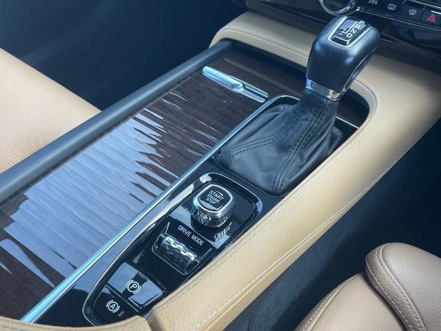ＸＣ９０ Ｔ５　ＡＷＤ　ノルディックエディション　１５０台限定　サンルーフ　ｈａｒｍａｎ／ｋａｒｄｏｎ　ＨＵＤ　茶革シート　ナビ　３６０度カメラ　ＴＶ　純正２０インチアルミ　ＡＣＣ　パワーバックドア　シートヒーター　パワーシート　ＥＴＣ　ドラレコ（13枚目）