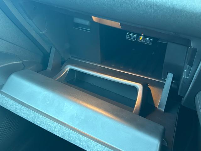 キャプチャー インテンス 黒革シート シートヒーター オプションパイオニアナビ 360度カメラ LEDヘッドライト パワーシート ドラレコ クルコン 純正18AW USB AUX ステアリングヒーター パワーシート ETC(26枚目)