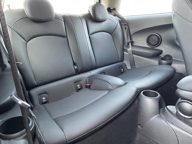 ＭＩＮＩ クーパーＤ　インテリジェントセーフティ　本革シート　純正ナビ　バックカメラ　ＬＥＤヘッドライト　純正１６ＡＷ　シートヒーター　ＭＴモード付ＡＴ　Ｂｌｕｅｔｏｏｔｈ　ＵＳＢ　オートライト　フォグ　ＥＴＣ（32枚目）