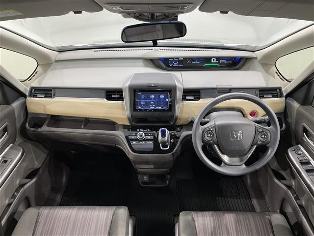 フリードハイブリッド ハイブリッド・Ｇホンダセンシング　純正ナビ　両側パワースライドドア　衝突軽減ブレーキ　レーダークルーズコントロール　ビルトインＥＴＣ　ＬＥＤヘッドライト　バックカメラ　ドライブレコーダー　車線逸脱警報　プッシュスタート　スマートキー（4枚目）