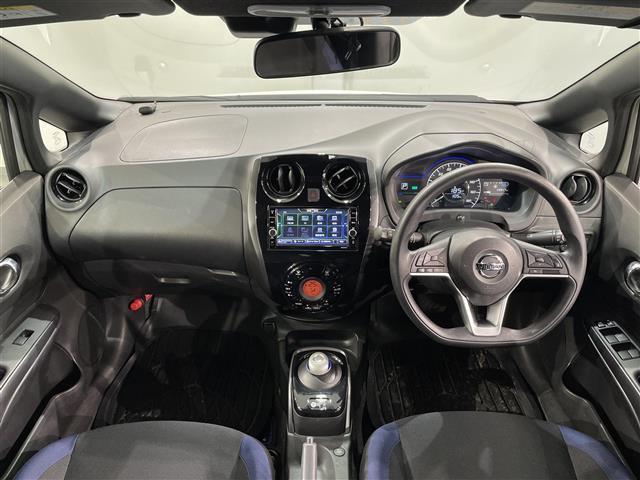 ノート e-パワー X ブラックアロー 純正ナビ 衝突軽減ブレーキ バックカメラ フルセグテレビ 2トーンカラー コーナーセンサー ETC スマートキー 純正ドライブレコーダー 純正アルミホイール プッシュスタート テレビキャンセラー(2枚目)