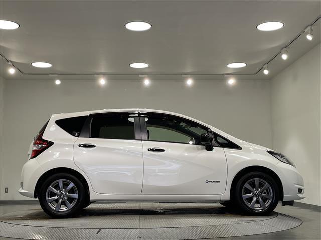 ノート e-パワー X ブラックアロー 純正ナビ 衝突軽減ブレーキ バックカメラ フルセグテレビ 2トーンカラー コーナーセンサー ETC スマートキー 純正ドライブレコーダー 純正アルミホイール プッシュスタート テレビキャンセラー(42枚目)