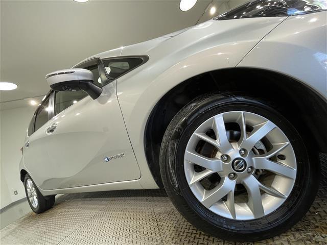 ノート e-パワー X Vセレクション アラウンドビューモニター 衝突軽減ブレーキ 車線逸脱警報 デジタルインナーミラー ドライブレコーダー ETC アクセサリーソケット ISOFIX 電動格納ミラー 純正フロアマット 純正15インチAW(18枚目)