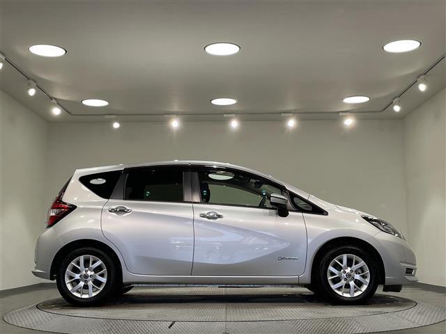 ノート e-パワー X Vセレクション アラウンドビューモニター 衝突軽減ブレーキ 車線逸脱警報 デジタルインナーミラー ドライブレコーダー ETC アクセサリーソケット ISOFIX 電動格納ミラー 純正フロアマット 純正15インチAW(42枚目)