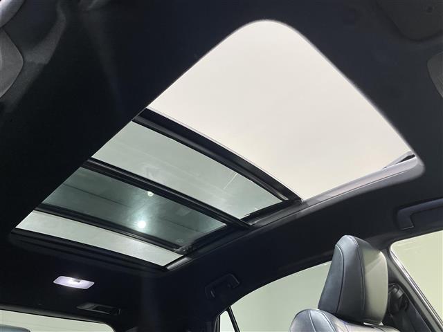 【パノラマムーンルーフ】天井から太陽の穏やかな光や爽やかな風を取り込むことができる、トヨタの「サンルーフ」です！頭上のスイッチでパノラマムーンルーフと電動サンシェードの開閉操作ができます。