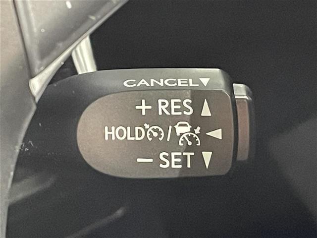 【レーダークルーズコントロール】アクセルを踏まなくても、設定した速度で走行できます！先行車との車間距離を適切に維持する追従走行の機能も有しています。機能には限界があるためご注意ください。