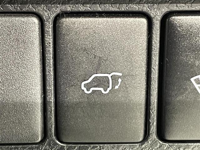 【パワーバックドア】荷物を抱えた状態でもリアゲートの開閉が可能です！お買い物時やアウトドアの際に役立ちますね。