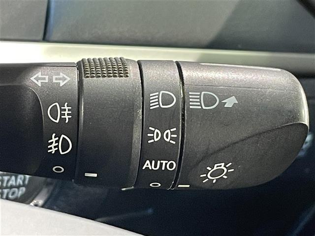 【オートライト（ＡＵＴＯ）】外の明るさをシステムが感知して、自動でヘッドライトが点灯します！ヘッドライトをつけ忘れを防ぐ便利機能です。