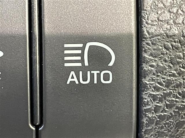 【オートマチックハイビーム（ＡＨＢ）】フロントウインドウガラス上部に設置された前方カメラにより、前方車両のランプや街路灯などの明るさを判定し、自動的にハイビームとロービームを切り換えてくれます！