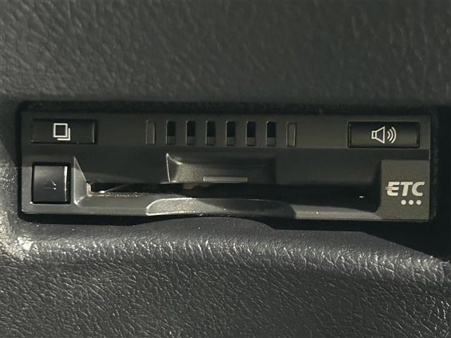 シエンタ ハイブリッド G セーフティーエディションII 純正9インチナビ 純正12インチフリップダウンモニター トヨタセーフティセンス 両側パワースライドドア シートヒーター ETC バックカメラ ステアリングヒーター クルーズコントロール LEDライト(9枚目)