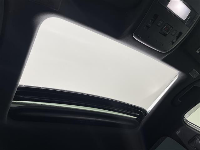 クラウンハイブリッド ＲＳアドバンス　純正８インチナビ　電動ムーンルーフ　ＡＣ１００Ｖ　ベンチレーション　トヨタセーフティセンス　バックカメラ　ステアリングヒーター　ＬＥＤヘッドライト　黒革　デジタルインナーミラー　ＥＴＣ　ＢＳＭ　ソナー（4枚目）