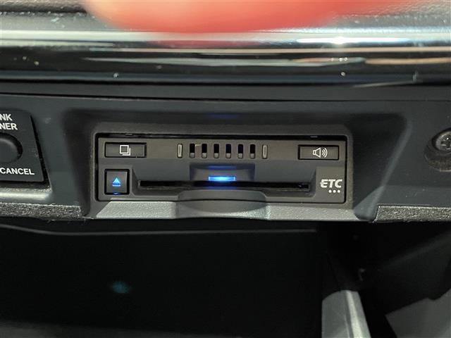 クラウンハイブリッド ＲＳアドバンス　純正８インチナビ　電動ムーンルーフ　ＡＣ１００Ｖ　ベンチレーション　トヨタセーフティセンス　バックカメラ　ステアリングヒーター　ＬＥＤヘッドライト　黒革　デジタルインナーミラー　ＥＴＣ　ＢＳＭ　ソナー（10枚目）