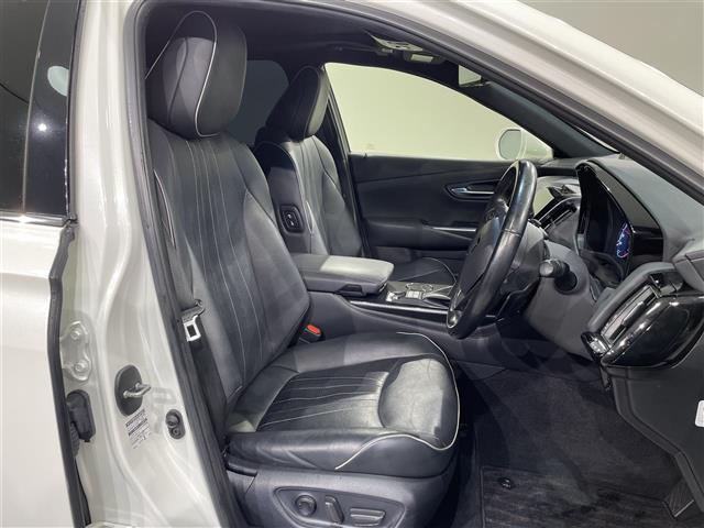 クラウンハイブリッド ＲＳアドバンス　純正８インチナビ　電動ムーンルーフ　ＡＣ１００Ｖ　ベンチレーション　トヨタセーフティセンス　バックカメラ　ステアリングヒーター　ＬＥＤヘッドライト　黒革　デジタルインナーミラー　ＥＴＣ　ＢＳＭ　ソナー（14枚目）