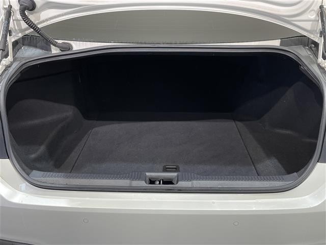 クラウンハイブリッド ＲＳアドバンス　純正８インチナビ　電動ムーンルーフ　ＡＣ１００Ｖ　ベンチレーション　トヨタセーフティセンス　バックカメラ　ステアリングヒーター　ＬＥＤヘッドライト　黒革　デジタルインナーミラー　ＥＴＣ　ＢＳＭ　ソナー（16枚目）