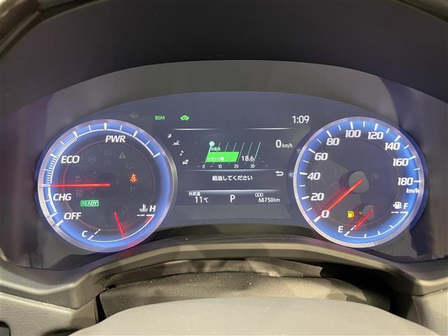 クラウンハイブリッド ＲＳアドバンス　純正８インチナビ　電動ムーンルーフ　ＡＣ１００Ｖ　ベンチレーション　トヨタセーフティセンス　バックカメラ　ステアリングヒーター　ＬＥＤヘッドライト　黒革　デジタルインナーミラー　ＥＴＣ　ＢＳＭ　ソナー（25枚目）