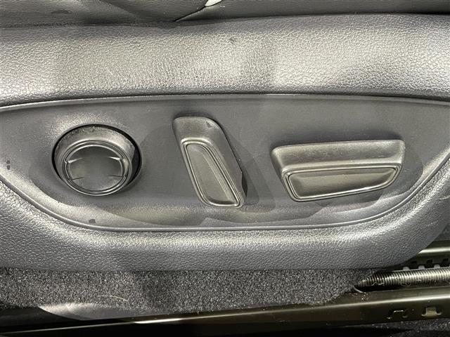 クラウンハイブリッド ＲＳアドバンス　純正８インチナビ　電動ムーンルーフ　ＡＣ１００Ｖ　ベンチレーション　トヨタセーフティセンス　バックカメラ　ステアリングヒーター　ＬＥＤヘッドライト　黒革　デジタルインナーミラー　ＥＴＣ　ＢＳＭ　ソナー（32枚目）