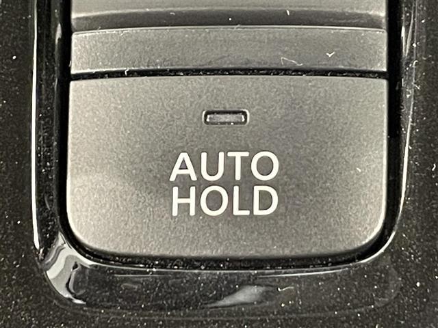 セレナ ｅ－パワー　ハイウェイスターＶ　純正ナビ　プロパイロット　衝突軽減ブレーキ　両側パワースライドドア　アラウンドビューモニター　ビルトインＥＴＣ　バックカメラ　コーナーセンサー　レーンキープアシスト　プッシュスタート　純正フロアマット（11枚目）