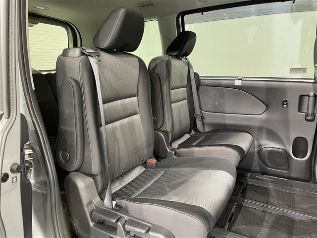 セレナ ｅ－パワー　ハイウェイスターＶ　純正ナビ　プロパイロット　衝突軽減ブレーキ　両側パワースライドドア　アラウンドビューモニター　ビルトインＥＴＣ　バックカメラ　コーナーセンサー　レーンキープアシスト　プッシュスタート　純正フロアマット（14枚目）