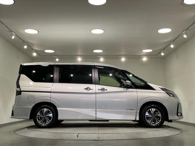 セレナ ｅ－パワー　ハイウェイスターＶ　純正ナビ　プロパイロット　衝突軽減ブレーキ　両側パワースライドドア　アラウンドビューモニター　ビルトインＥＴＣ　バックカメラ　コーナーセンサー　レーンキープアシスト　プッシュスタート　純正フロアマット（55枚目）