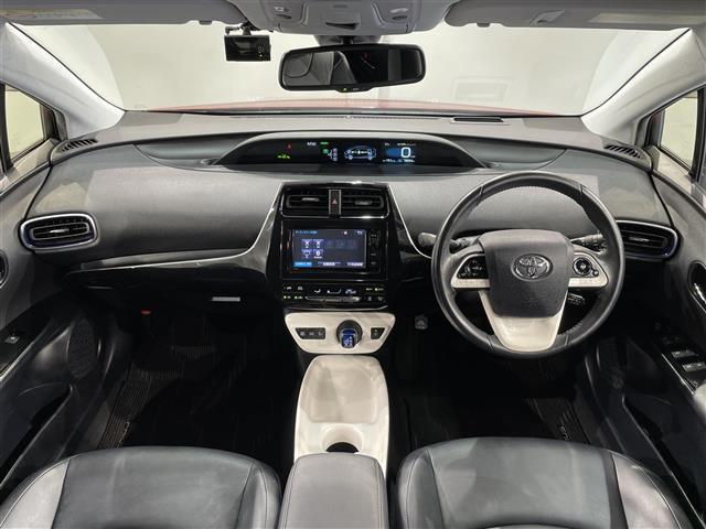 プリウス Ａツーリングセレクション　純正ナビ　衝突軽減ブレーキ　レーダークルーズコントロール　ビルトインＥＴＣ　バックカメラ　ドライブレコーダー　フルセグＴＶ　Ｂｌｕｅｔｏｏｔｈ　コーナーセンサー　レーンキープアシスト　純正フロアマット（2枚目）