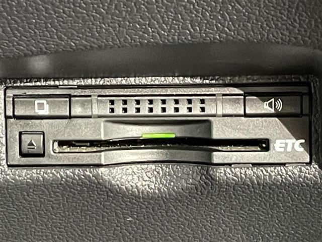 プリウス Ａツーリングセレクション　純正ナビ　衝突軽減ブレーキ　レーダークルーズコントロール　ビルトインＥＴＣ　バックカメラ　ドライブレコーダー　フルセグＴＶ　Ｂｌｕｅｔｏｏｔｈ　コーナーセンサー　レーンキープアシスト　純正フロアマット（9枚目）