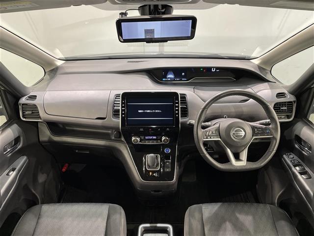 セレナ ｅ－パワー　ハイウェイスターＶ　純正１０インチナビ　プロパイロット　アラウンドビューモニター　フリップダウンモニター　両側パワースライドドア　ハンズフリーオートスライドドア　ハンドルヒーター　シートヒーター　電動パーキングブレーキ（4枚目）