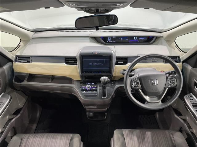 フリード Ｇ・ホンダセンシング　純正９インチナビ　衝突軽減ブレーキ　両側パワースライドドア　ビルトインＥＴＣ　バックカメラ　フルセグＴＶ　レーンキープアシスト　パーキングアシスト　プッシュスタート　スマートキー　純正フロアマット（4枚目）