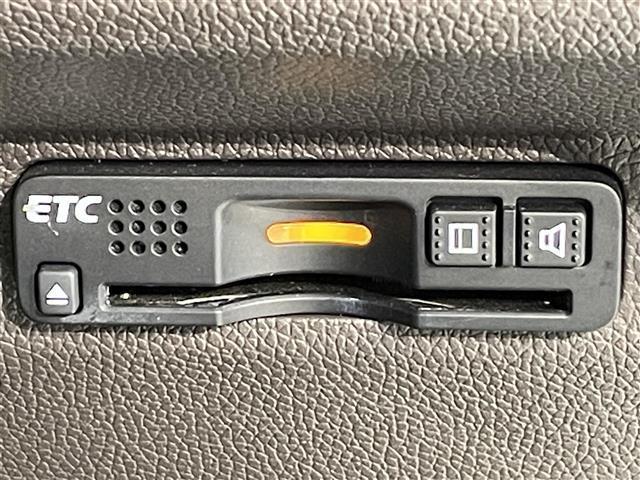 フリード Ｇ・ホンダセンシング　純正９インチナビ　衝突軽減ブレーキ　両側パワースライドドア　ビルトインＥＴＣ　バックカメラ　フルセグＴＶ　レーンキープアシスト　パーキングアシスト　プッシュスタート　スマートキー　純正フロアマット（11枚目）